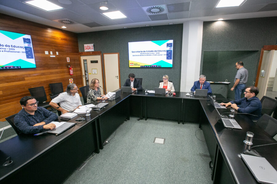 Audiência pública na noite desta terça (3) discutiu a matriz curricular do ensino médio em SC