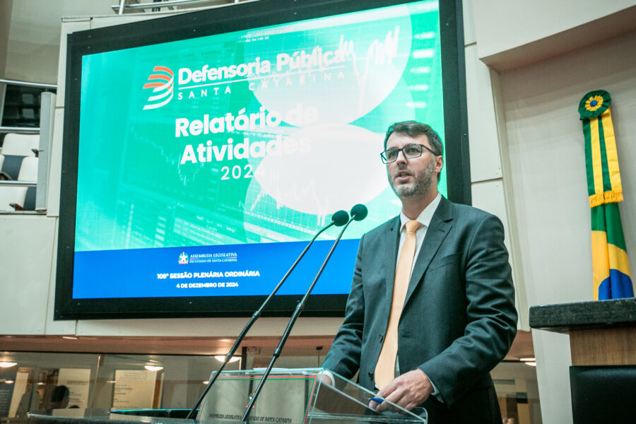 O defensor público Ronaldo Francisco ocupou a tribuna da Alesc nesta quarta (4) para fazer a apresentação do relatório