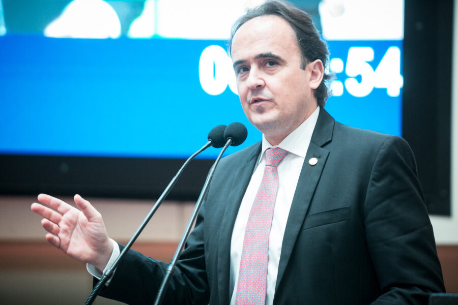 Deputado Carlos Humberto (PL), destaca lançamento de programa estadual de incentivo ao esporte.