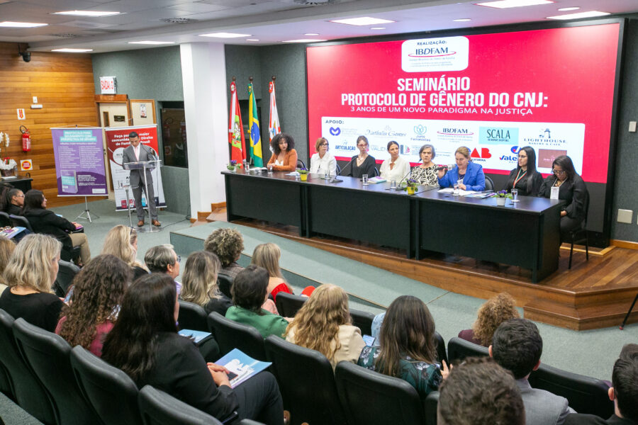 Evento foi aberto na noite desta segunda e prossegue nesta terça, no Plenarinho da Alesc