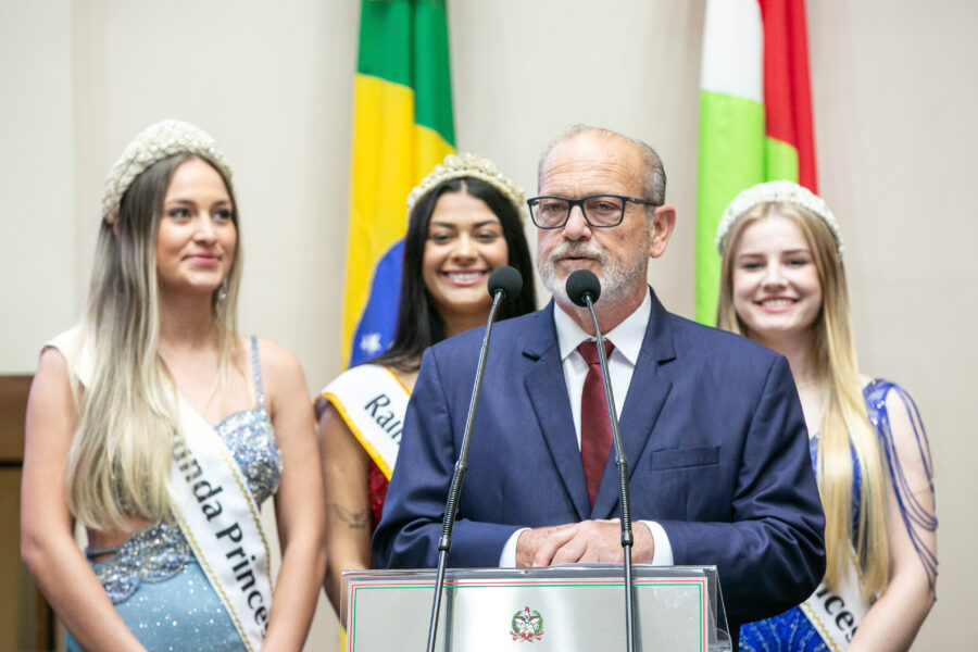 Presidente da Liesjho, Jorge Zamoner, e corte do Carnaval Joaçaba 2025