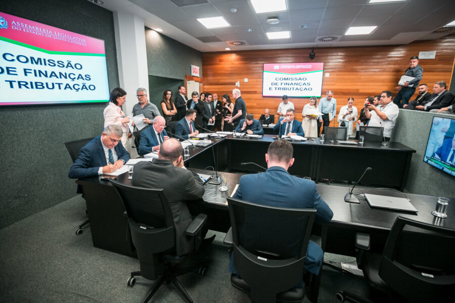 Reunião da Comissão de Finanças e Tributação, realizada na manhã desta quarta (11)