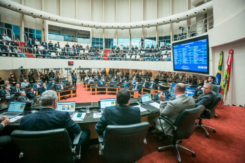 Deputados aprovam 19 propostas do Executivo no penúltimo dia de votações