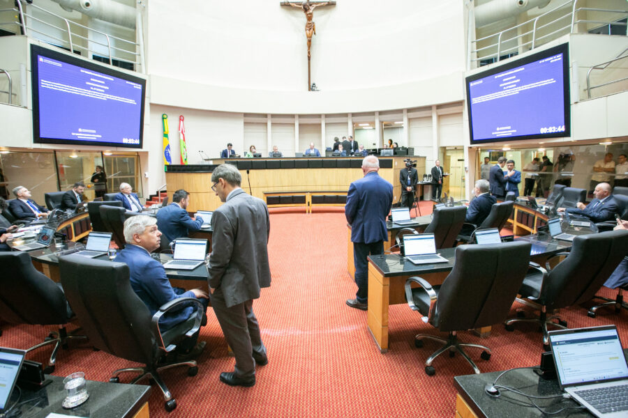 Plenário da Assembleia Legislativa, durante a votação de projetos, na tarde desta quarta-feira (18)