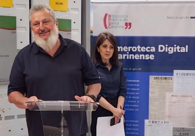 Deputado Padre Pedro entregou a placa que homenageou João Chrysóstomo Paiva, o porteiro e arquivista que salvou o acerto histórico. Foto: Divulgação.