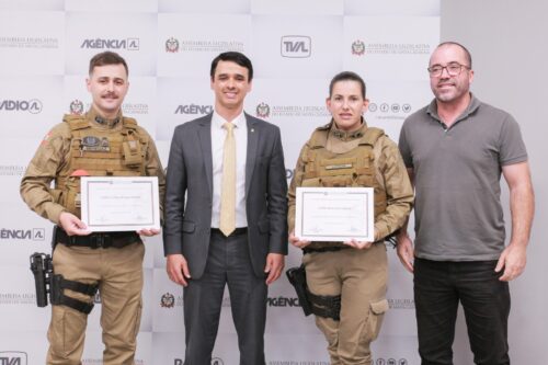 Marcos da Rosa entrega homenagem a policiais militares por ato de bravura em Jaguaruna