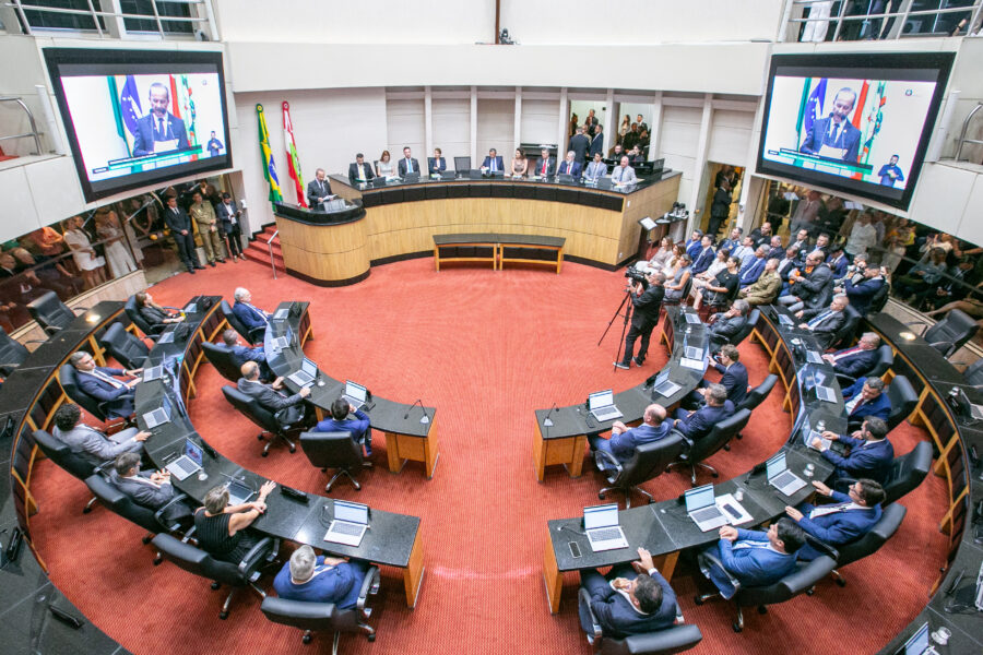 Alesc abre trabalhos legislativos com a leitura da mensagem anual do governador