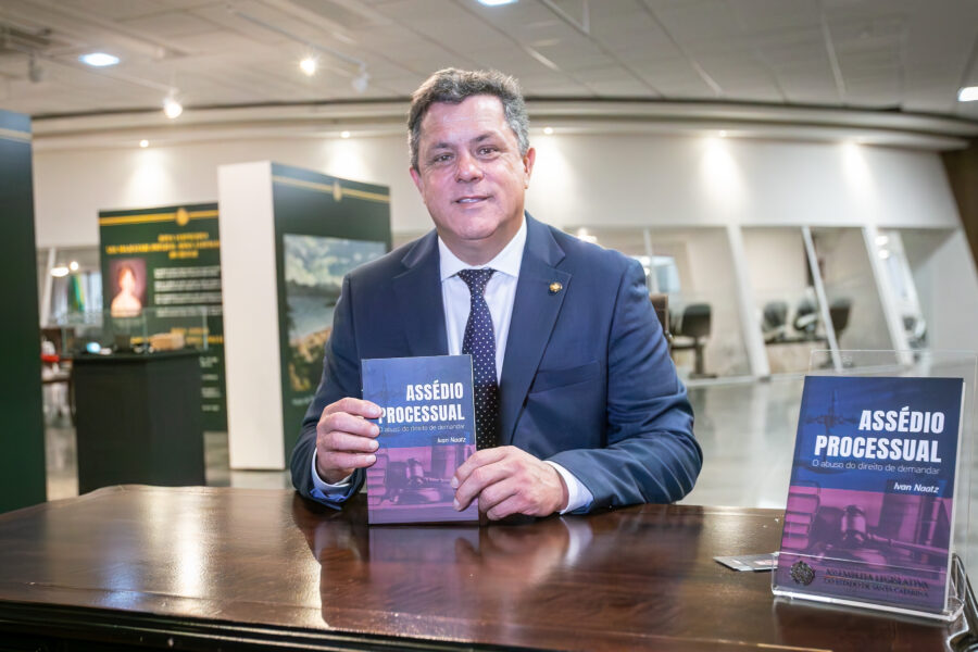 Ivan Naatz lançou o livro na noite desta terça-feira (18), na Assembleia Legislativa