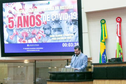 Alex Brasil denuncia “ditadura sanitária” em discurso sobre os 5 anos da pandemia