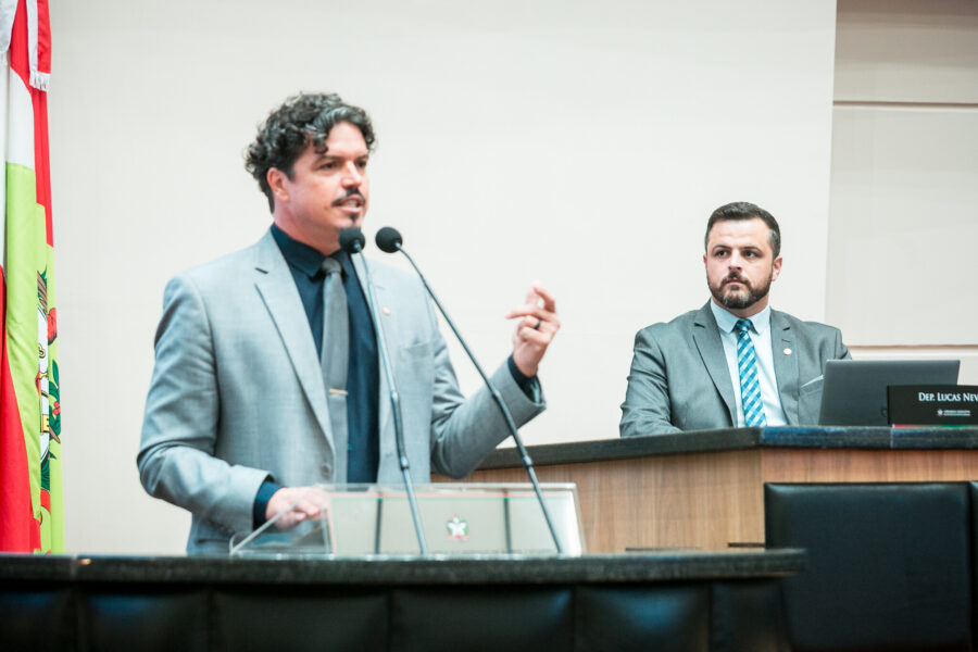 Deputado Marquito discursa na tribuna da Alesc.
