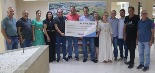 Ao lado do prefeito Neguinho, Minotto entrega mais de R$ 2,8 mi para Forquilhinha
