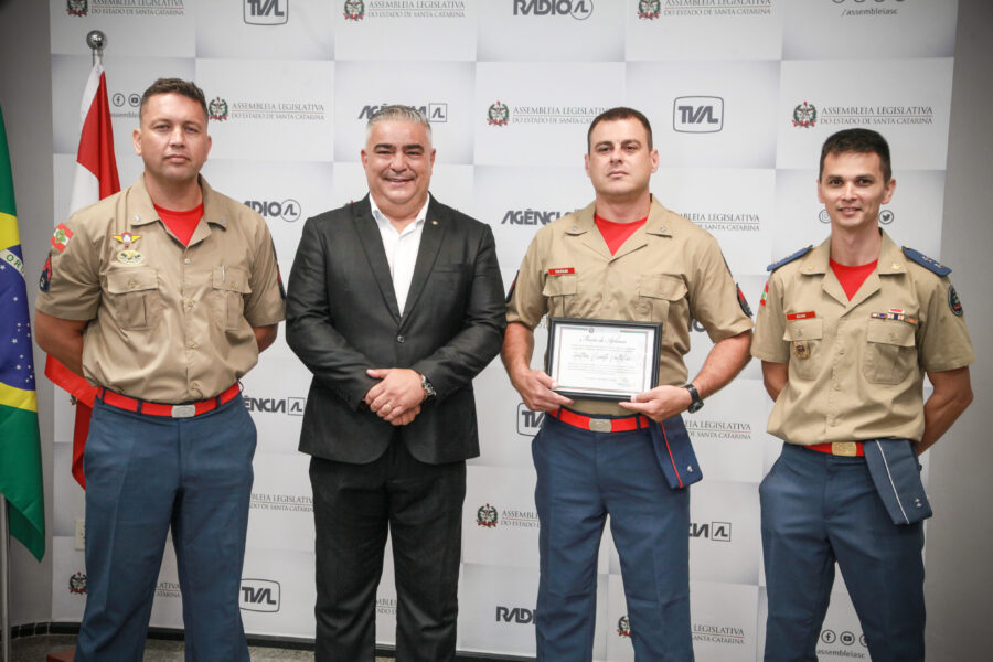 Sargento Voltolini recebe a moção de aplauso