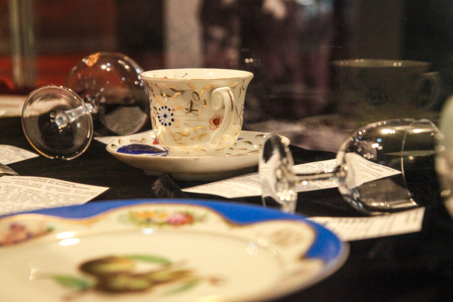 Assembleia sedia exposição com itens pessoais da família imperial brasileira