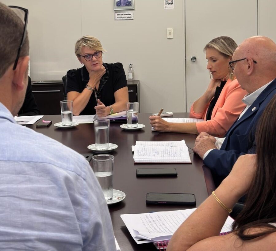 Deputada Luciane Carminatti em reunião na Secretaria de Estado da Educação FOTO: Comunicação deputada Luciane
