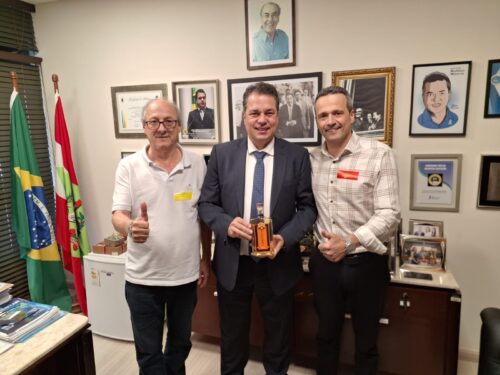 Minotto recebe prefeito e vereador de Orleans no gabinete