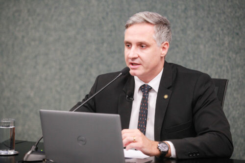 Cadorin defende liberdade econômica e rejeita projeto que obriga cardápios físicos