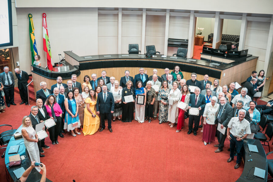 Vinte pessoas foram homenageadas na solenidade