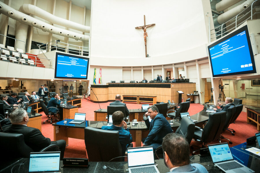Plenário da Assembleia Legislativa, durante a votação dos projetos, na tarde desta terça (11)
