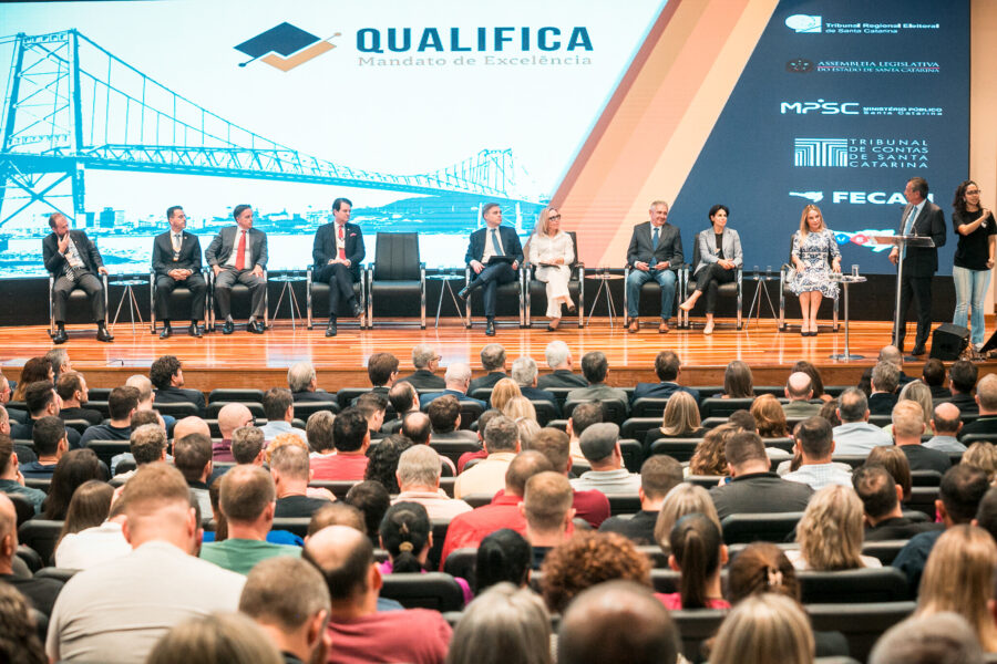 Evento foi aberto na noite desta segunda-feira (17), na Alesc, e prossegue nesta terça (18)