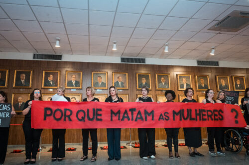 Ato em memória das vítimas de feminicídio é realizado na Alesc