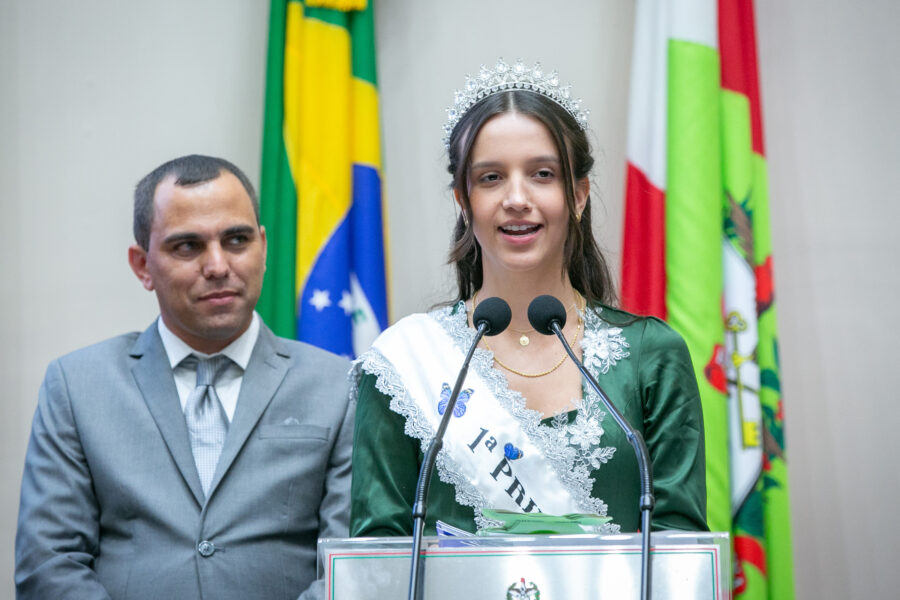 Princesa da feira, Ana Júlia Vivian, e o prefeito de Seara, Gilberto de Moraes Gonçalves