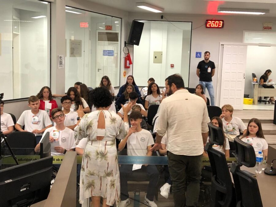 Vereador Mirim faz juventude refletir sobre a importância da política na vida das comunidades
