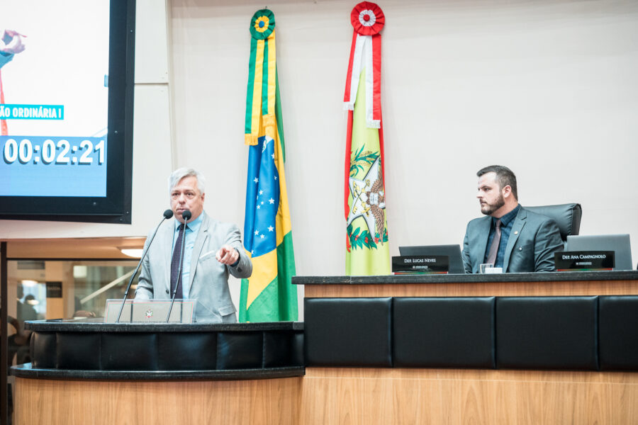 Os deputados Fabiano da Luz (tribuna) e Lucas Neves, durante a sessão ordinária desta quinta-feira (27)
