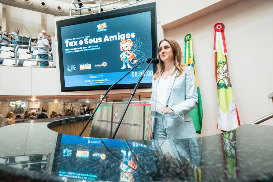 A empresária e professora Maria Claudia Hoepers ocupou a tribuna da Alesc para divulgar o Programa Tax e Seus Amigos