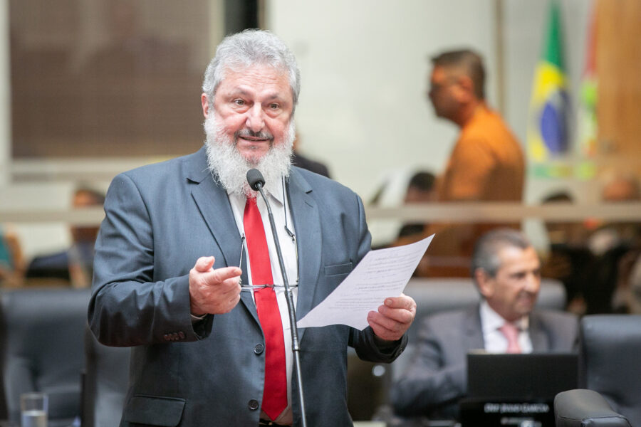 Deputado Padre Pedro quer que secretário de Saúde explique como está o processo de regulamentação da lei que vai garantir a distribuição gratuita de m