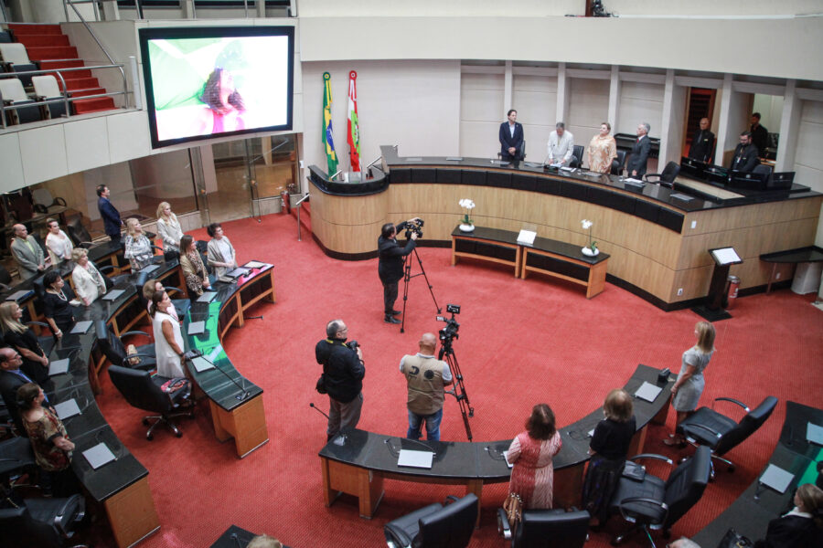 A solenidade aconteceu no Plenário da Assembleia Legislativa.