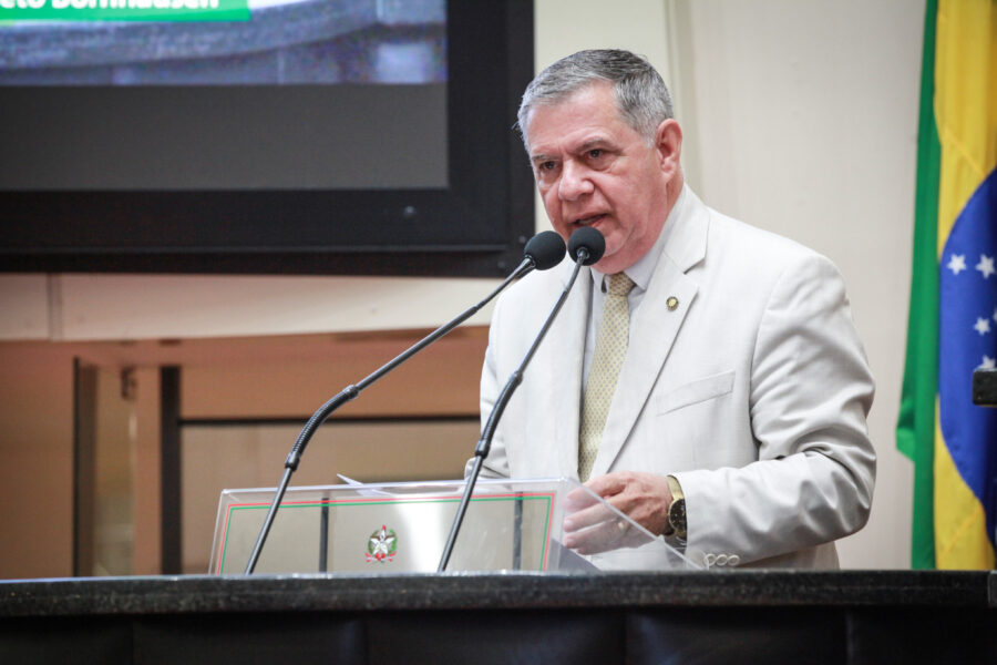 Deputado Mário Motta (PSD), proponente da homenagem.