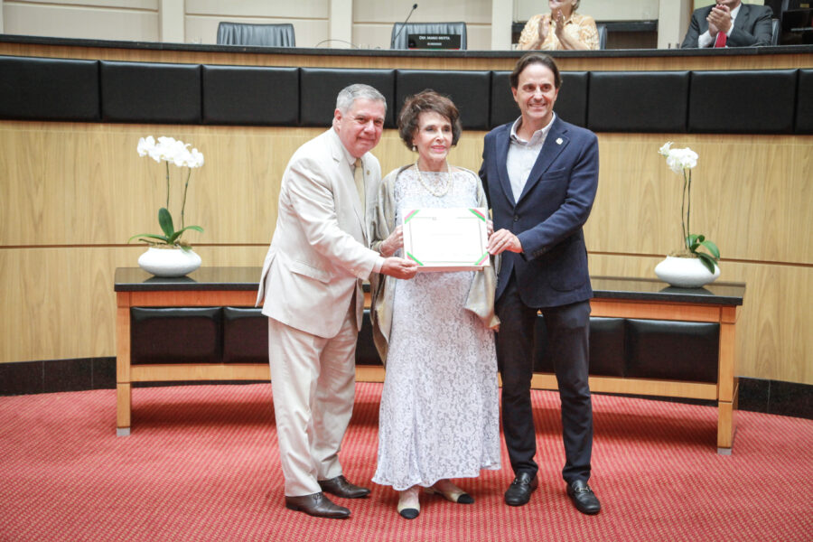 Eudéa Barreto Bornhausen recebe Título de Cidadã Catarinense.