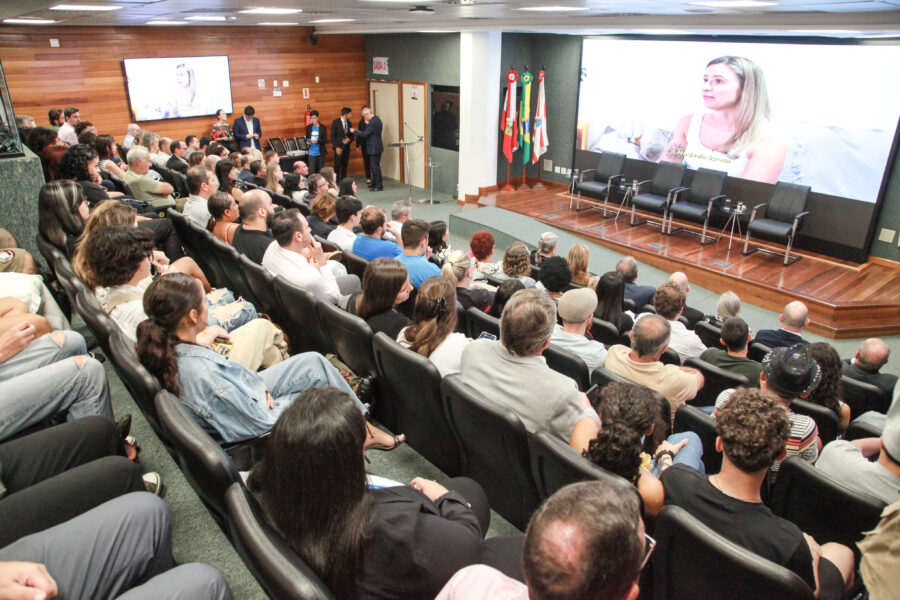 A solenidade aconteceu no Plenarinho Deputado Paulo Stuart Wright.