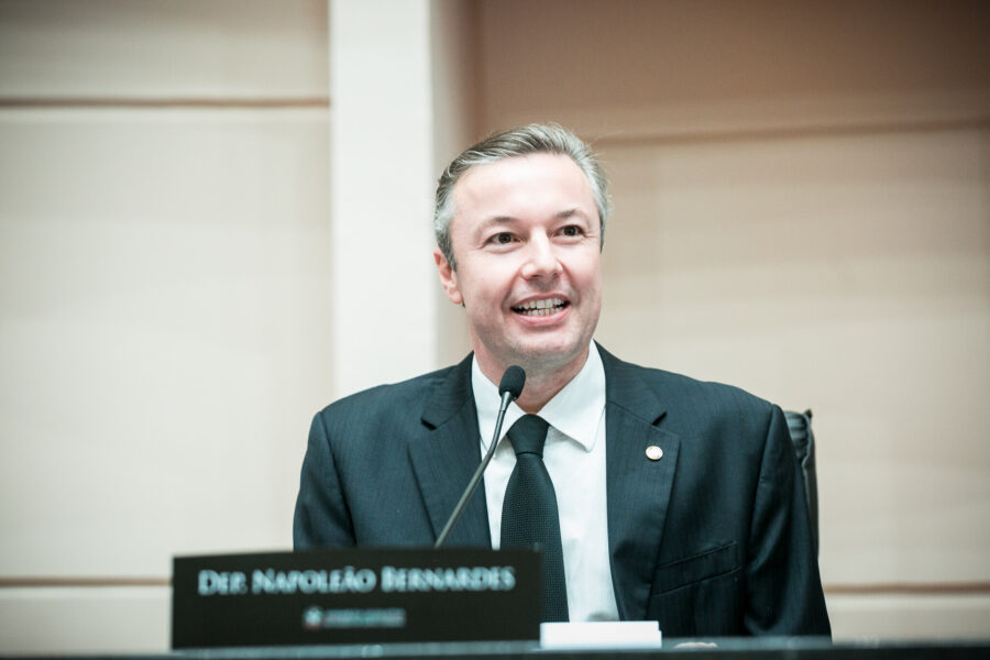 Deputado Napoleão Bernardes.