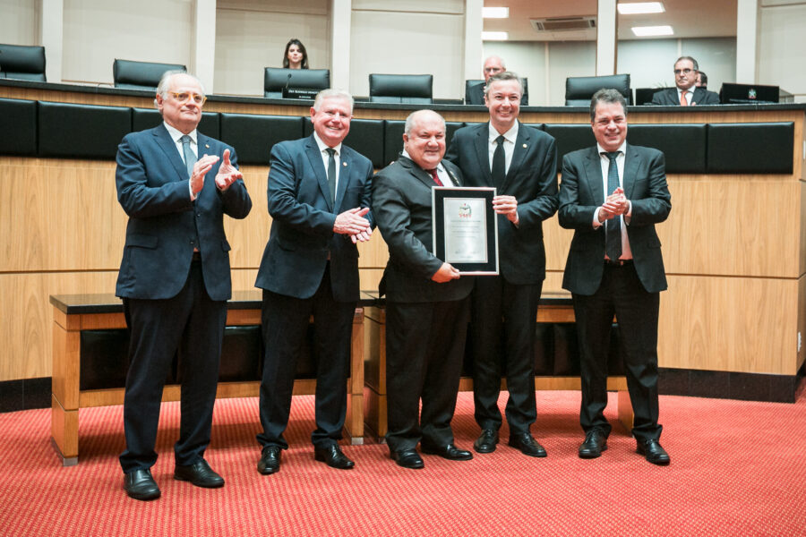 Deputados entregam homenagem a Nilson Manoel de Souza.
