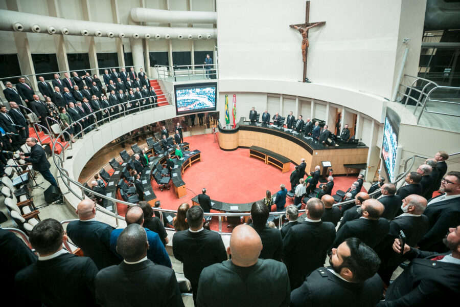 A solenidade aconteceu no plenário da Assembleia Legislativa.