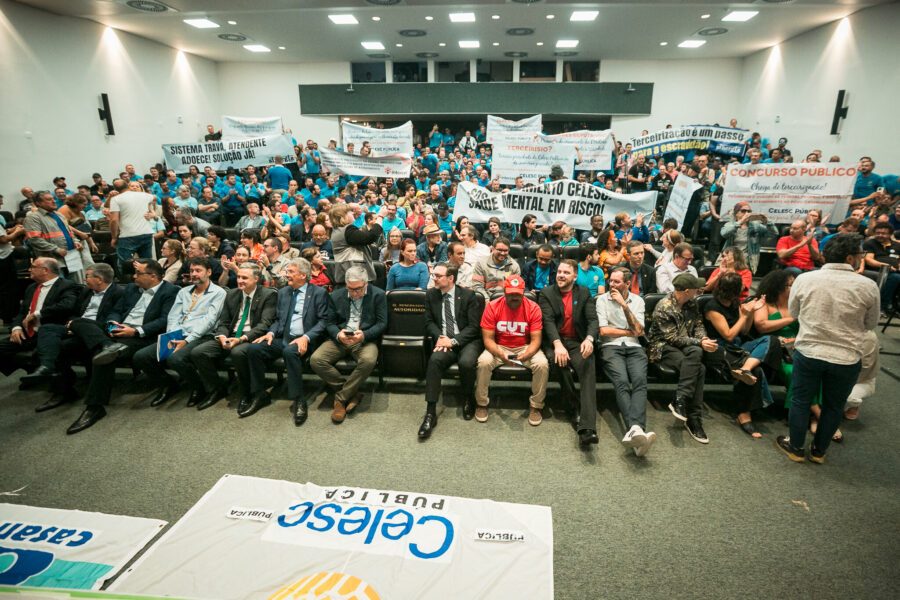 Empregados e representantes de entidades sindicais participam da audiência pública sobre a Celesc, realizada na manhã desta quarta (9)