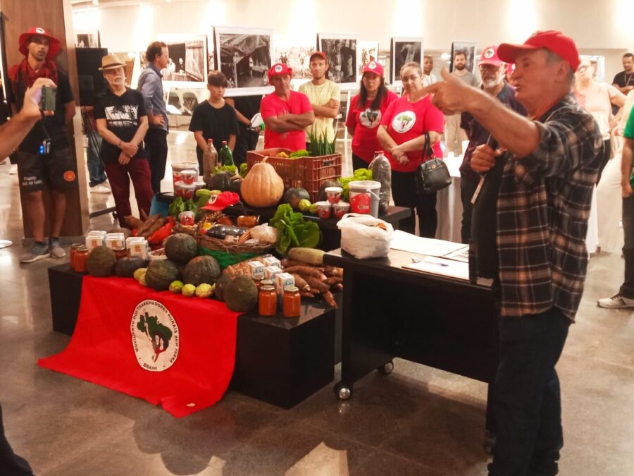 Vilson Santin, coordenador do MST em SC, fala sobre a riqueza que os agricultores familiares assentados geram ao produzir comida FOTO:  Adauri Antunes