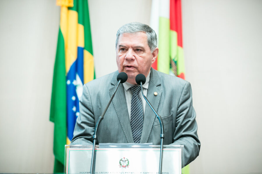 Deputado Mário Motta (PSD), em tribuna.