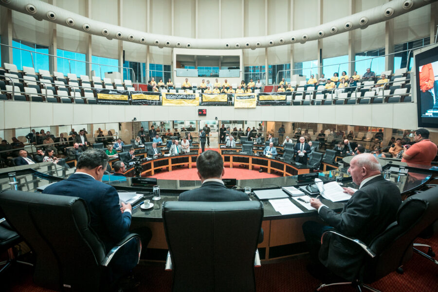 A reunião aconteceu no Plenário Deputado Osni Régis.