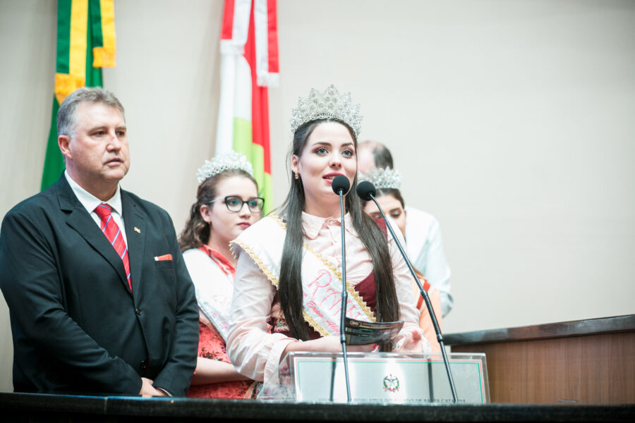 Prefeito Lucimar Salmória e as soberanas da festa
