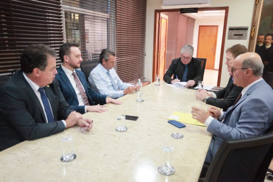 Deputados membros da Bancada do Sul assinam a moção, que será votada em plenário na sessão desta quarta-feira (9)