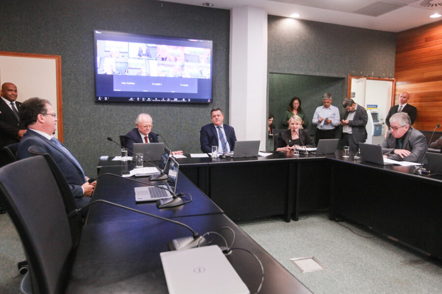Deliberados PLs de empoderamento de PCDs e normatização de IA na esfera pública