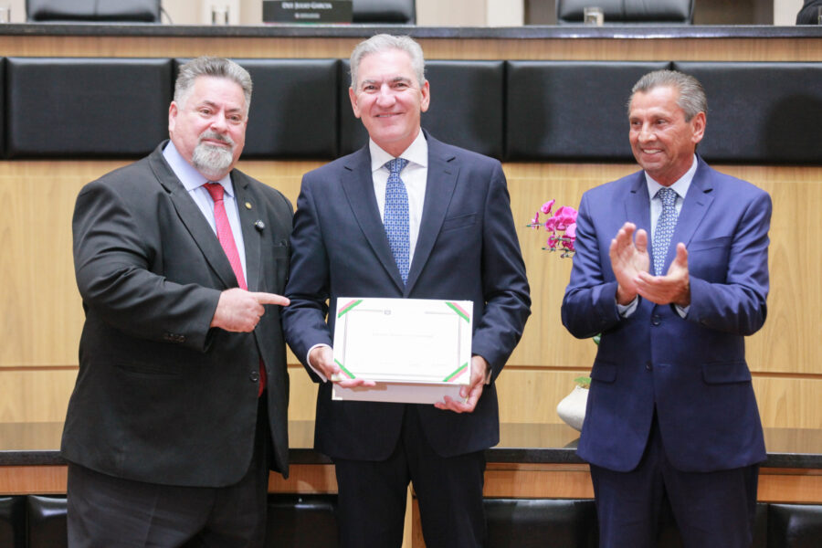 Eduardo Sattamini, entre os deputados Sergio Motta e Julio Garcia, durante a entrega do Título de Cidadão Catarinense, nesta quinta (24)