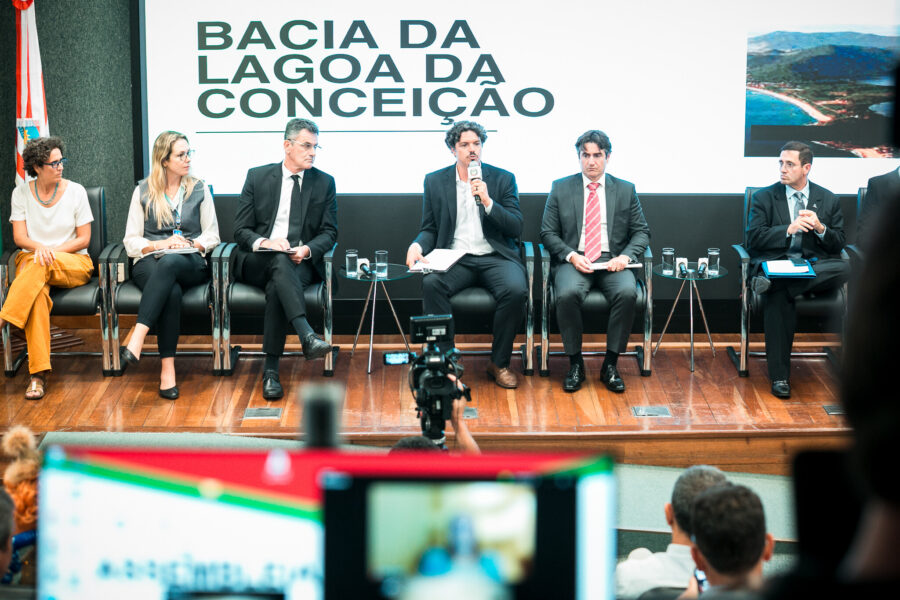 Mesa de debatedores.