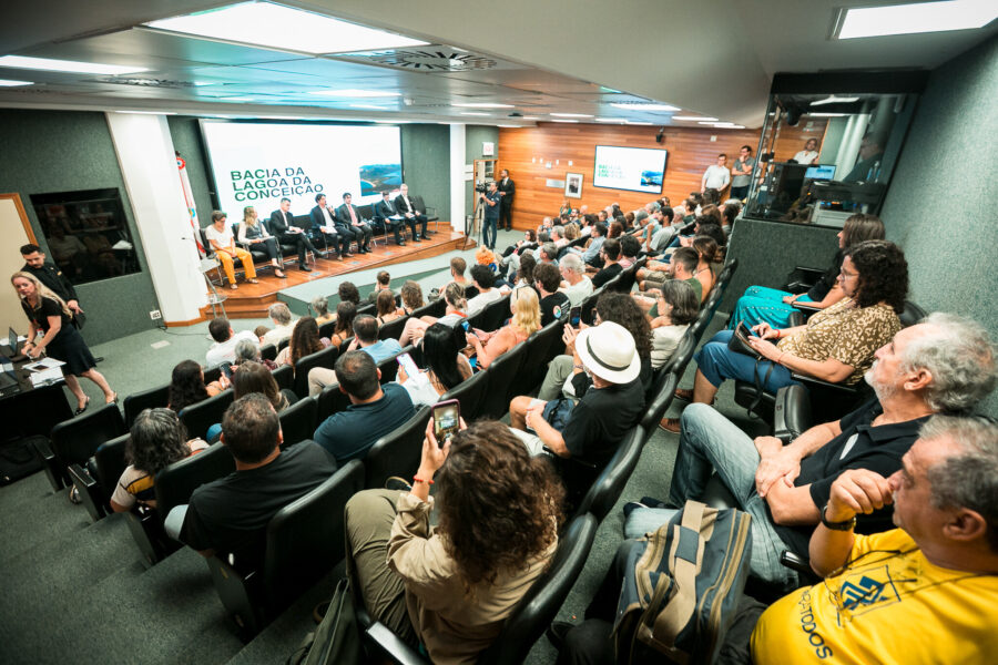 O evento aconteceu no plenarinho Deputado Paulo Stuart Wright.