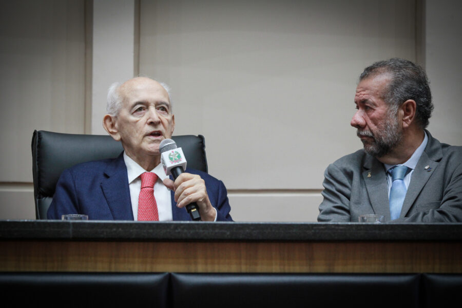 Manoel Dias discursa ao lado de Carlos Lupi.