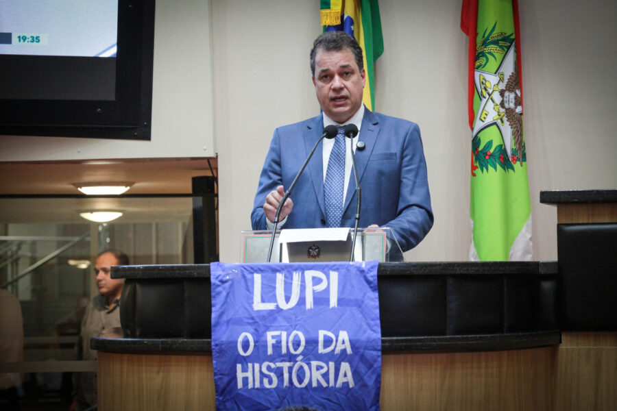 Deputado Rodrigo Minotto discursa na tribuna da Alesc.