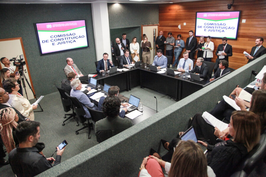 Comissão de Constituição e Justiça (CCJ) da Assembleia, durante reunião na manhã desta terça-feira (8)