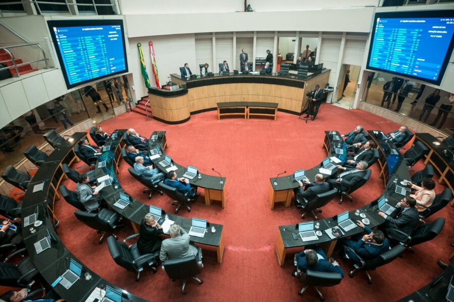 Plenário da Assembleia Legislativa, durante a votação dos projetos, na tarde desta terça (15)
